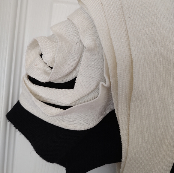 Black knit rosette sleeve bodycon dress - Picture 6 of 7